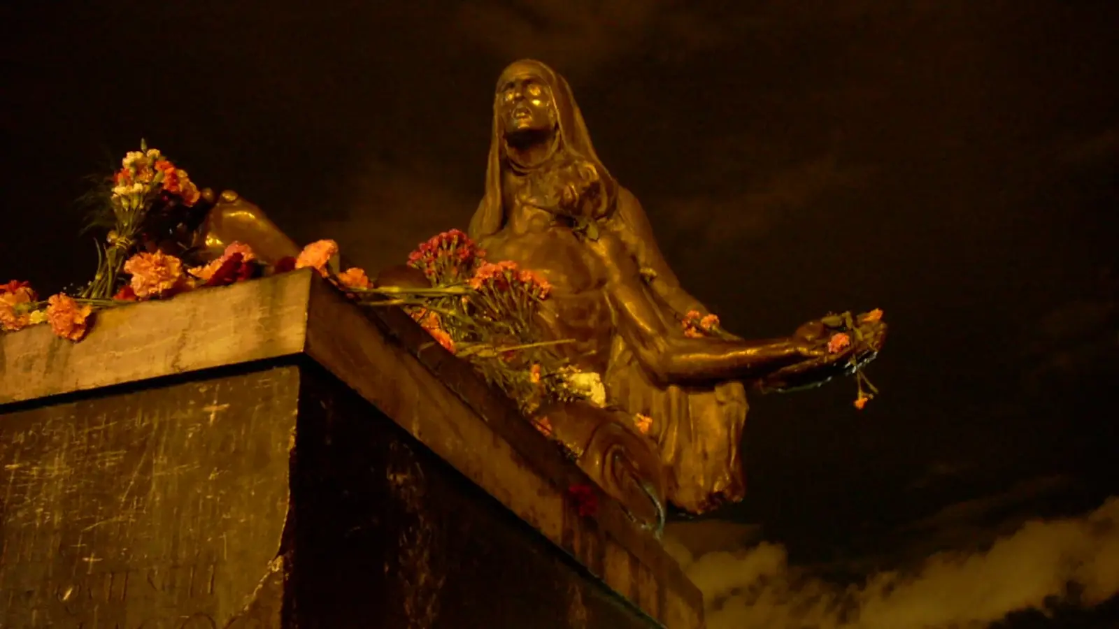 Escultura con flores en el Cementerio Central