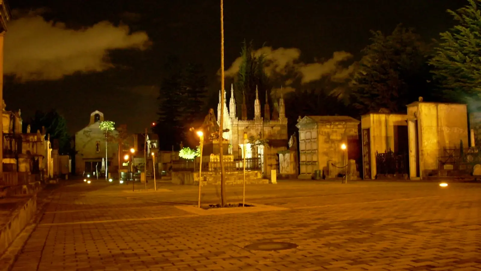 Explanada del Cementerio Central de Bogotá de noche