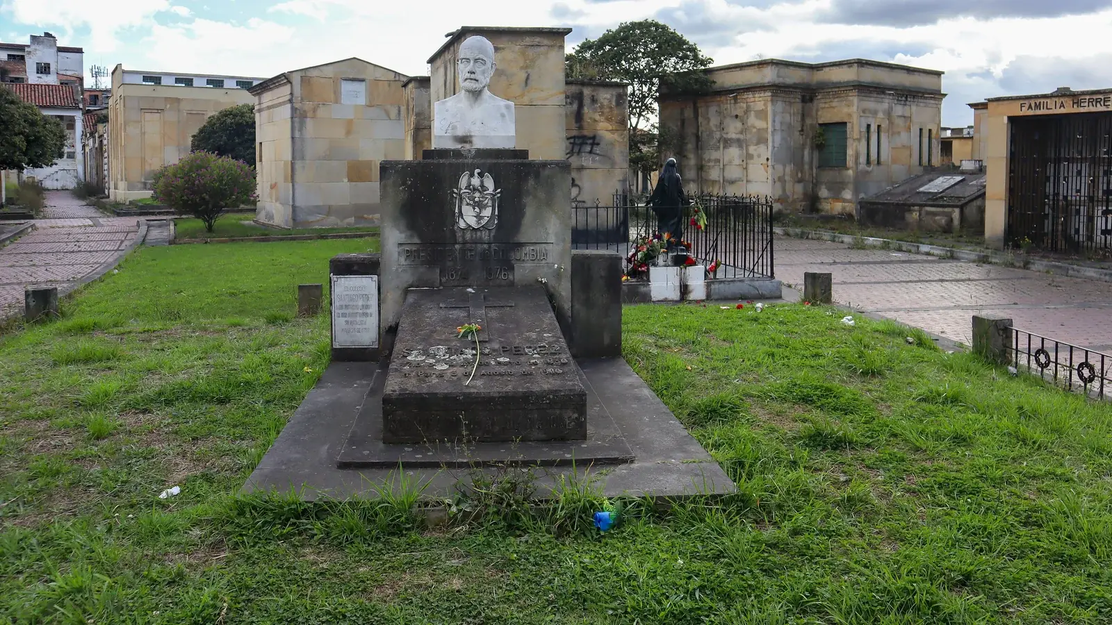 Mausoleos y bustos