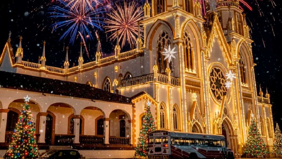 Iglesia iluminada en diciembre