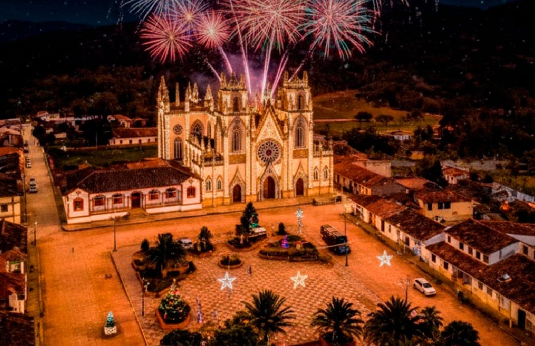 Plaza de un pueblo de Boyacá con alumbrado navideño