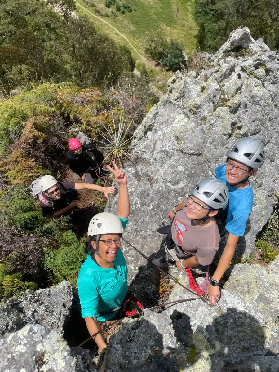 Persona escalando en las rocas de Suesca