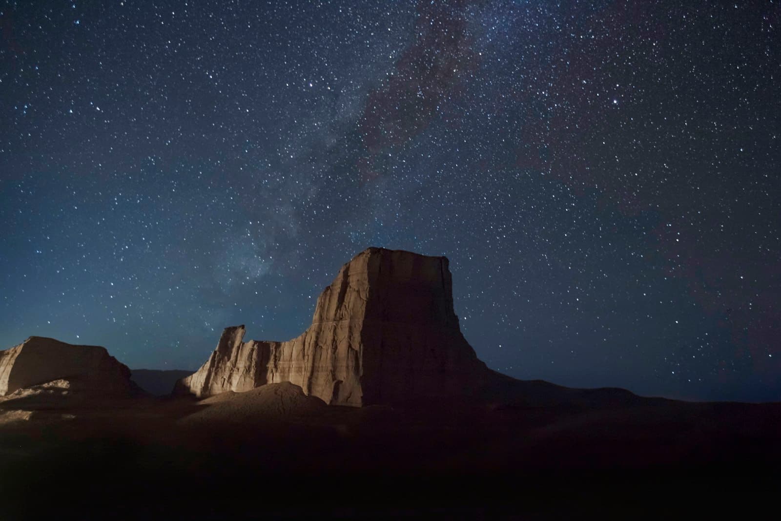 Vía Láctea sobre una formación rocosa en el desierto (imagen de referencia)