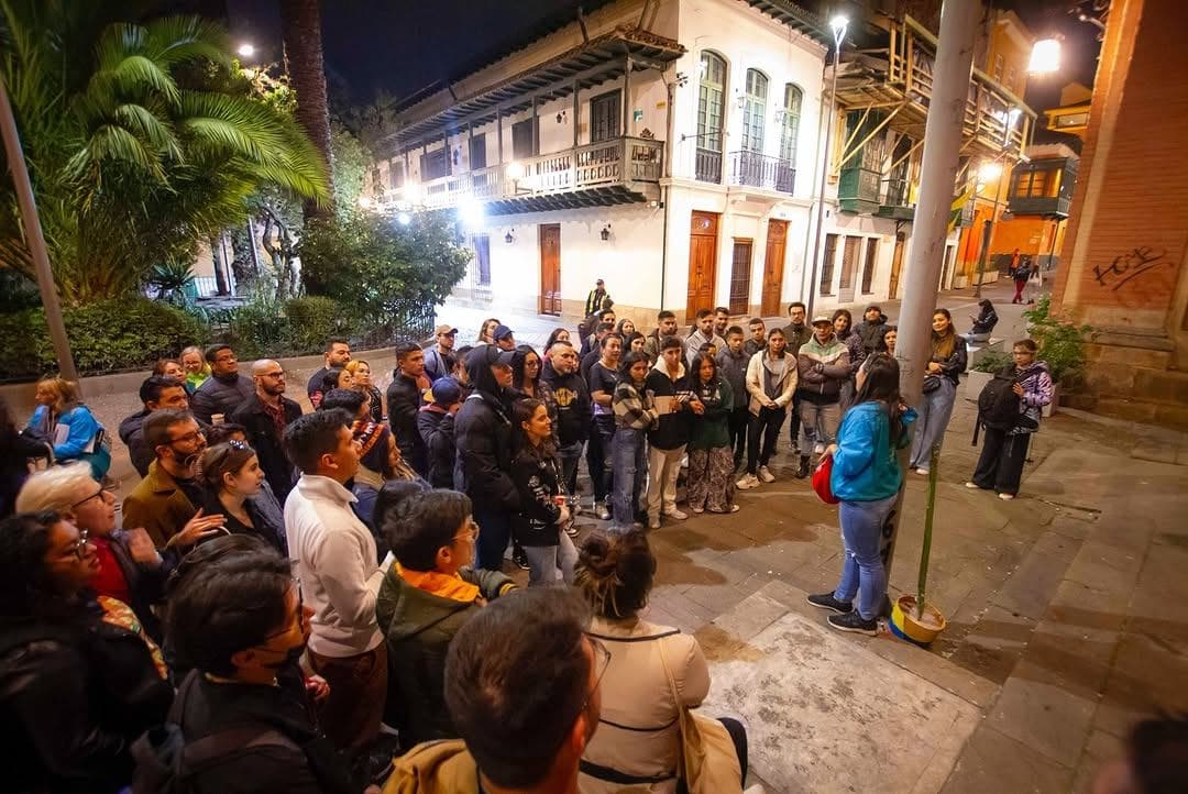 Grupo del tour reunido de noche frente a una casona de La Candelaria