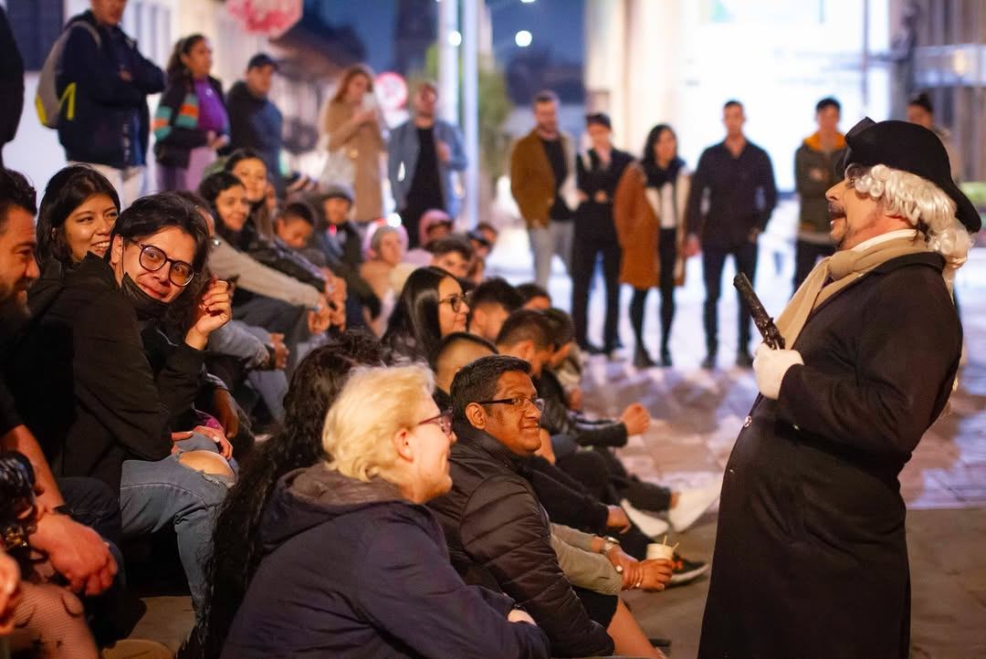 Personaje de época cuenta una historia al grupo sentado en la plaza