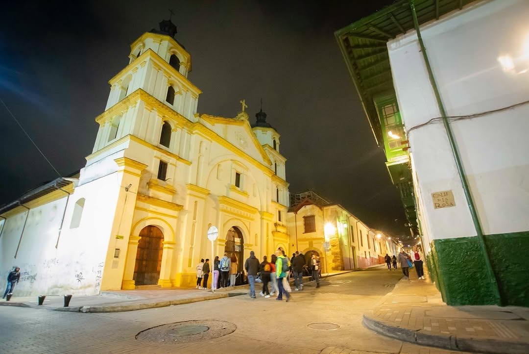 Grupo frente a la iglesia de La Candelaria iluminada de noche