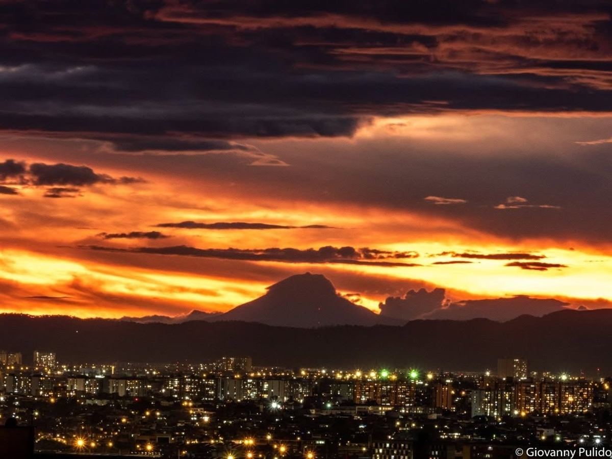 El Nevado del Tolima visto desde Bogotá