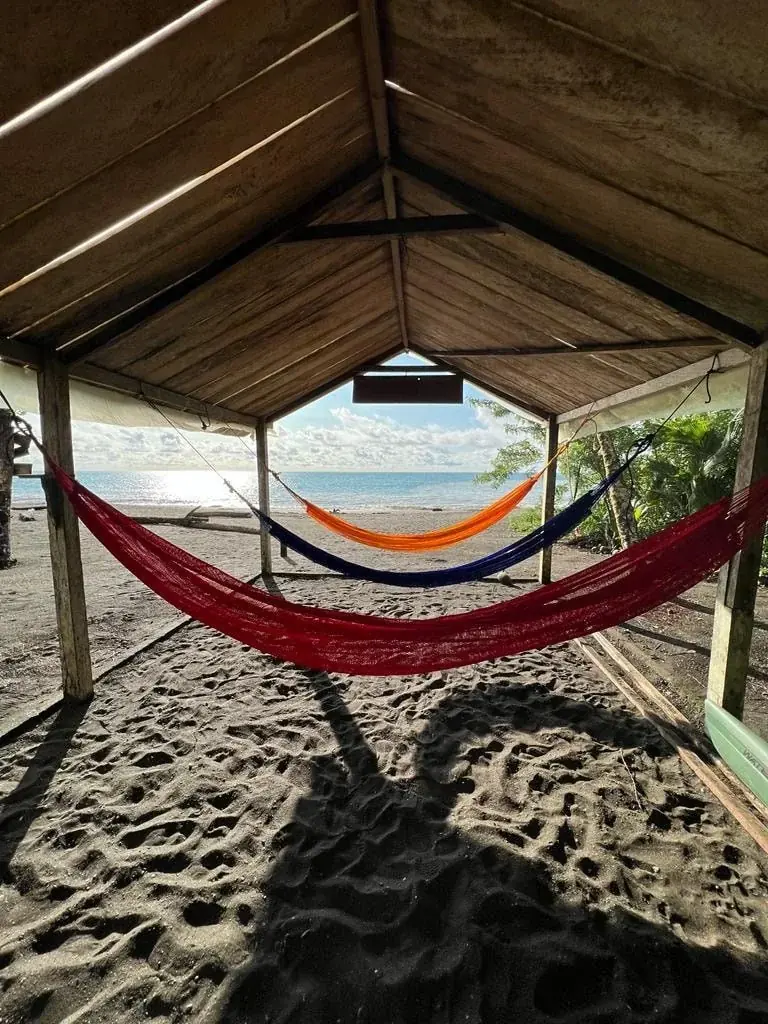 Hamacas frente a la playa en una cabaña de Nuquí