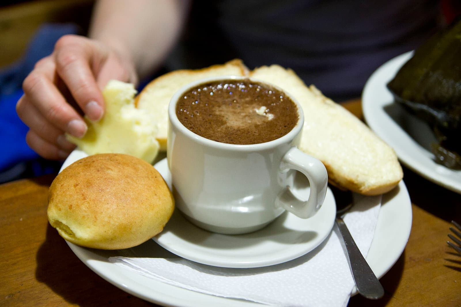 Agua de panela con queso en La Puerta Falsa