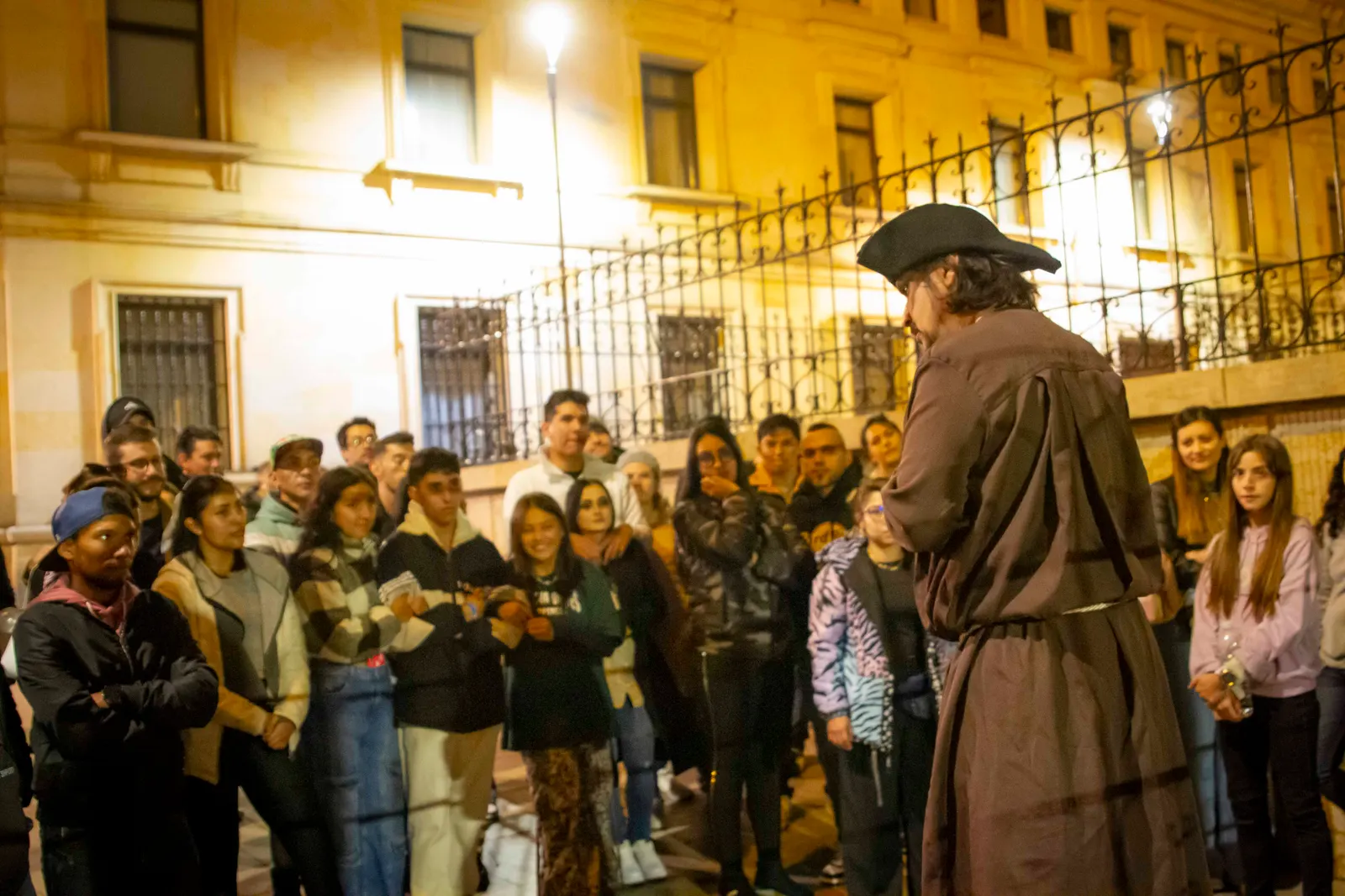 Un grupo del Tour de Fantasmas, de noche en La Candelaria