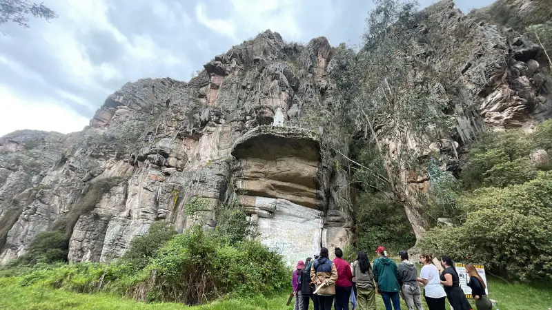 Suesca: qué hacer en las rocas, cómo llegar y el pasadía de escalada, rápel y cueva
