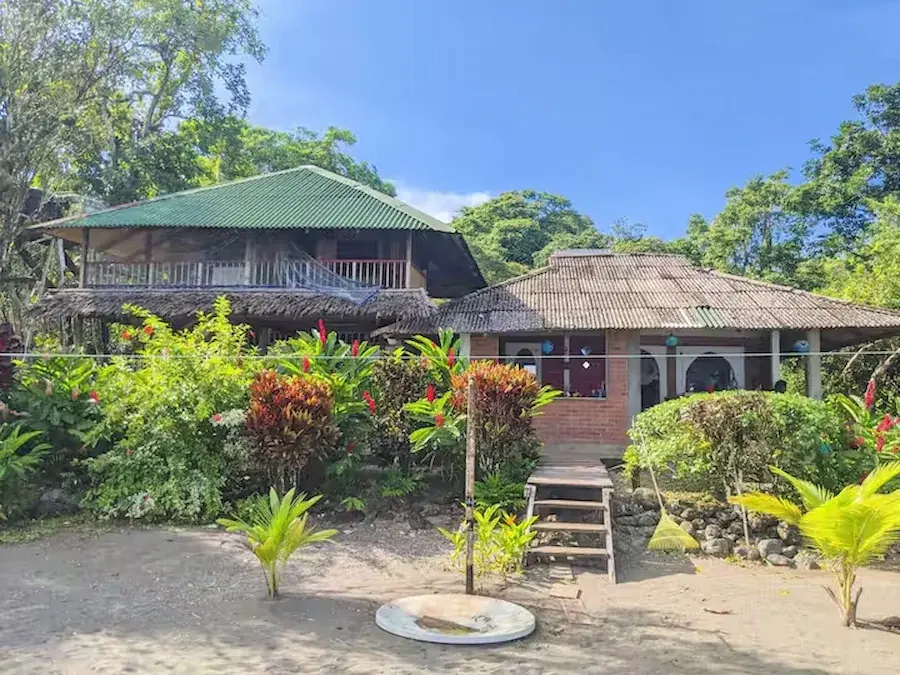Cabañas ecológicas entre la selva y la playa