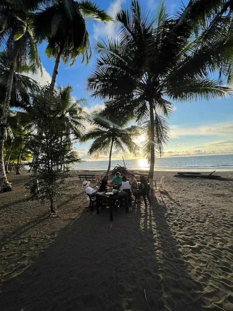 Comida frente al mar en Nuquí