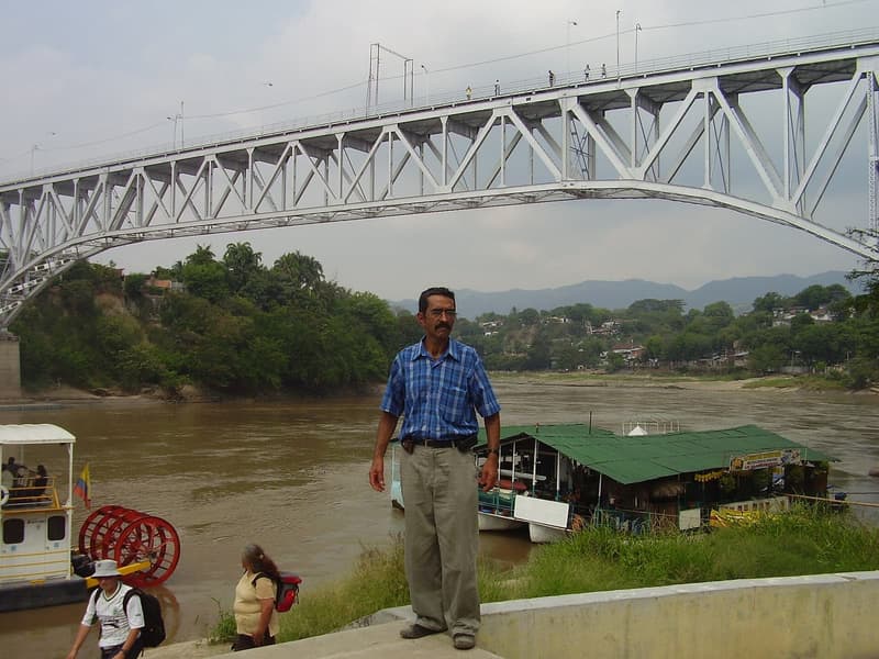 Girardot: el río Magdalena, el puente férreo y la plaza de mercado de Rother